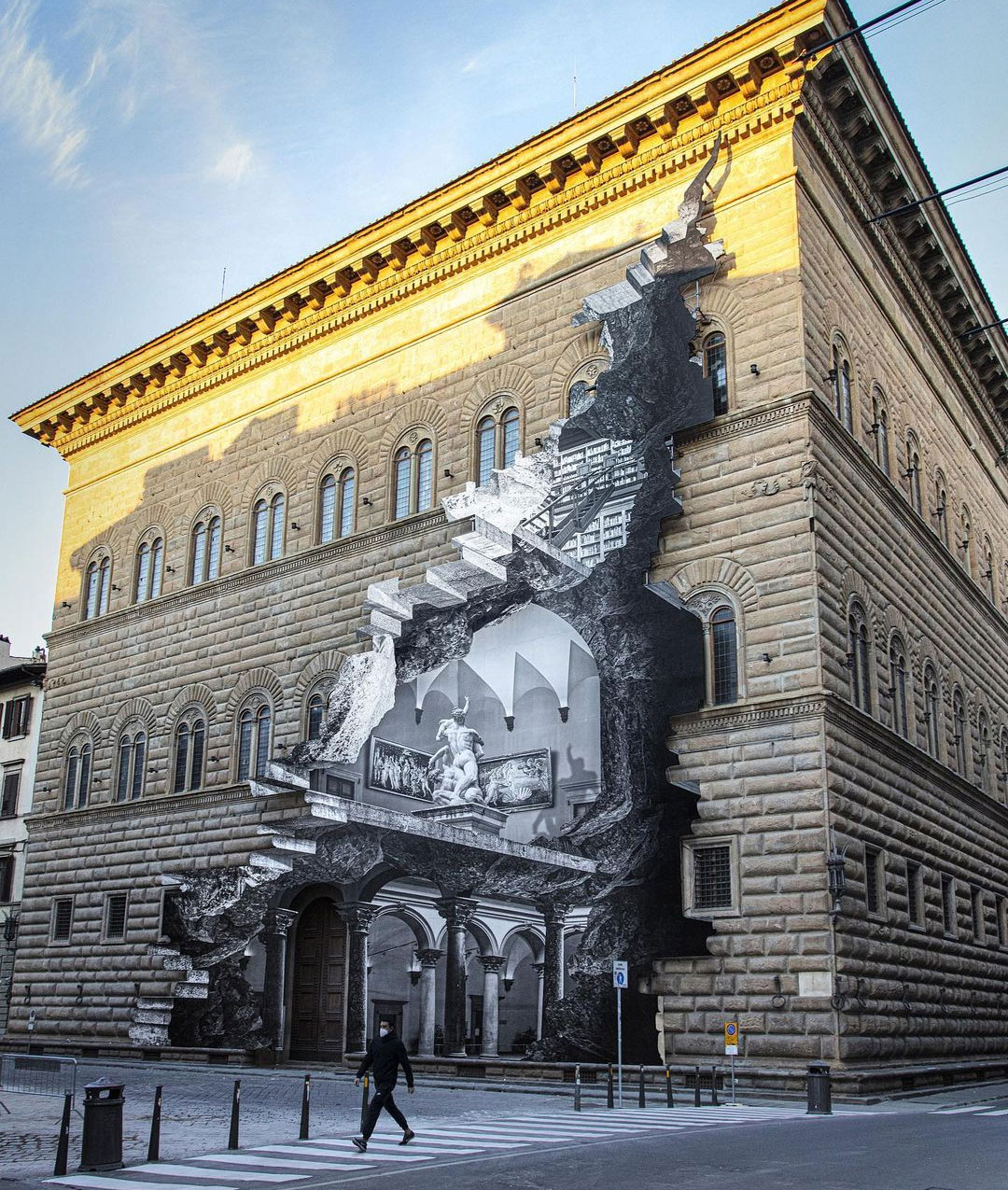 Художник JR «заново открыл» музей Флоренции
Разместив на фасаде фотоколлаж его интерьера.