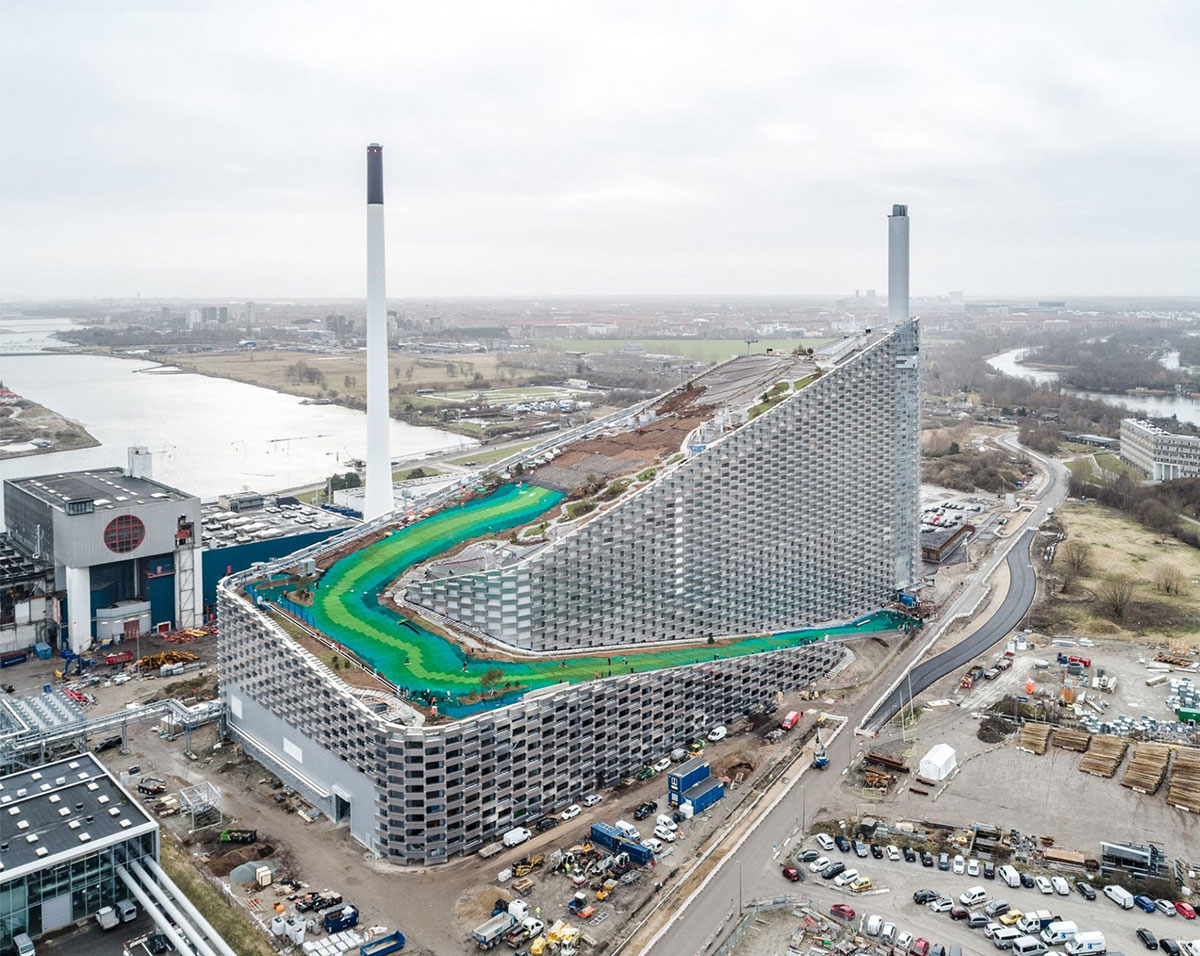 
Крыша Копенгагенской Электростанции 
Сноуборд - центр